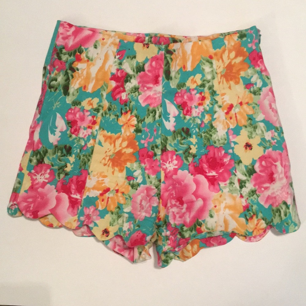Scalloped Floral High-wasted Shorts